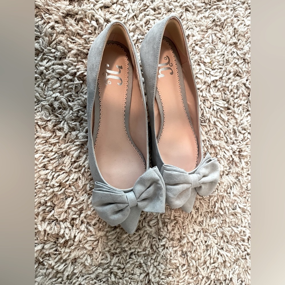 Light grey, faux suede kitten heels with gorgeous bows! Like new.